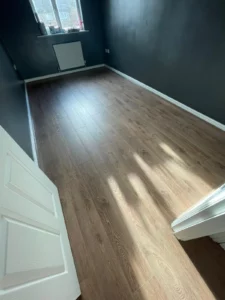 Pay Weekly Laminate Flooring with Easipay Carpets - Fitter pic 1