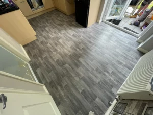 Pay Weekly Vinyl Flooring with Easipay Carpets - Fitter pic 5