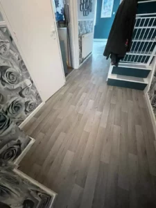 Pay Weekly Vinyl Flooring with Easipay Carpets - Fitter pic 14